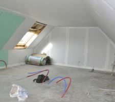 Vue côté chambre parentale et salle de bain