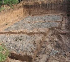 Terrassement terminé, fouilles en rigole pour fondation
