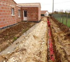 Fondation du mur de clôture et chemin d'accès du voisin en chantier (viabilisation)