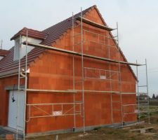 23/01 Surprise ce matin echafaudage sur les pignons en place prêt pour le crepi