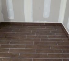 Chambre parentale, carrelage imitation parquet. Pose assez sympa.