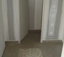 SAS d'entr&eacute;e, motif fait avec reste galets douche SDB, fait de l'effet et reste original. Quand pensez-vous !!!!