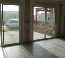 Pi&egrave;ce &agrave; vivre avec les deux baies vitr&eacute;es