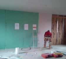 Etage: salle de bain et chambre N°1 à droite