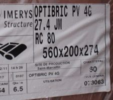 Ce matin ((24/01/2012), livraison sur le chantier des briques Imerys Optibric PV 4G.
Cette brique a un très bon pouvoir isolant. Son coéfficient R (isolant de résistance est annocé égal à 1,3 M2.K/W