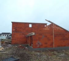 Pignon droit du garage montée avec l'arase sur l'arrière lissée. L'autre pignon devrait arriver demain si le temps le permet.