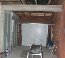 En attendant l'électricité, le 1er éclairage : une rampe fluo dans le garage. Arrivée du courant, de la lumière et du chauffage dans 4 jours...