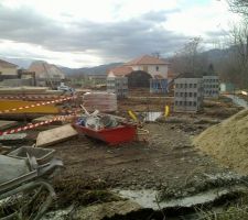 Fondations en cours de réalisation, autour de palettes de parpaings qui serviront vraisemblablement aux soubassements.