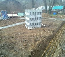 Ici on voit bien une tranchée avec le ferraillage, où le béton n'a pas encore été coulé. Au fond le ferraillage vertical est déjà présent. Les ouvriers étaient partis déjeuner.