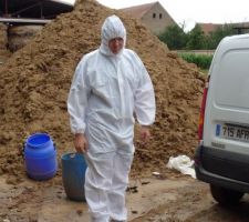 Nous profitons des temparutes plus respirables pour faire un peu d'enduit bitumeux!!