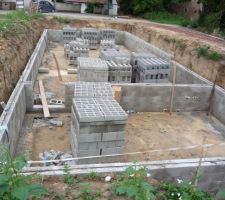 Allez plus que 6 rangées d'agglos à monter!!