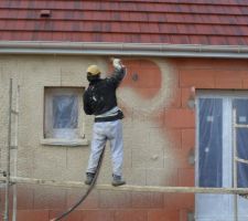 24/01- quand on fait du crépi on balance ce qu'il y a dans la turbine sous pression et on envoie çà sur le mur,ensuite une petite bande striée et apliquer et talochage du reste