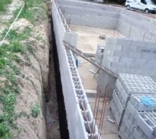 Maintenant il reste encore à remplir ces agglos, faire le chaînage du haut, la dalle beton de la cave.....