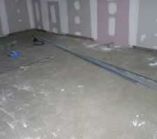 Pré-chape rdc fait,bientôt l'installation des spirale pour le plancher chauffant.