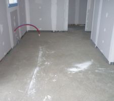 Pré-chape rdc fait,bientôt l'installation des spirale pour le plancher chauffant.