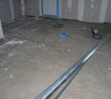 Pré-chape rdc fait,bientôt l'installation des spirale pour le plancher chauffant.