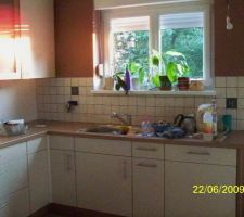 Début de la pose du carrelage mural dans la cuisine