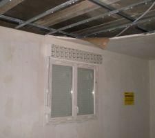 Le placo du plafond est tomb&eacute; sur le carrelage