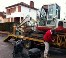 Arrivée de la pelleteuse, ils l'ont déchargée en moins de 10 min, efficace !