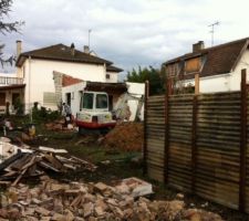 La maisonnette n'en a plus pour très longtemps. Tous les déchets ont été scrupuleusement triés.