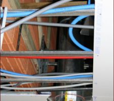 Plafond en cours autour du conduit feu