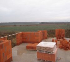 A gauche, l'emplacement du salon avec sa baie vitrée donnant sur la terrasse (future).