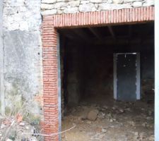 Vue sur l'atelier ,ouverture en briques et remontage en pierre sur le tour .
une partie des pierres seront apparentes.