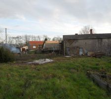 Vue du terrain avec quelques arbres en moins ,on y voie plus claire