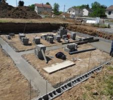 Pose des premiers parpaing