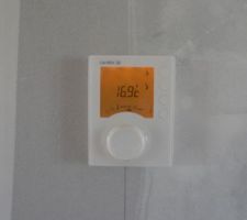 Mise en service de l'électricité. En arrivant, le matin 8° dans la maison. Après 7 heures de chauffage, une température raisonnable. 
Le week-end suivant, en arrivant dans la maison, j'ai trouvé la même température.
Encore 2 semaines à attendre, que la maison soit bien sèche, pour commencer la peinture.
