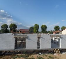 Pose des etais sous les coffres de volets roulants,mise en place des poutres et poutrelles pour l'etage