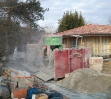 La machine à projeter le béton de chanvre est en marche