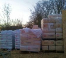 Les sacs de chenevotte ( tiges du chanvre) et de chaux