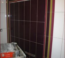 Pend de mur de la salle de bain, ou va aller se poser le meuble double vasque et le miroir