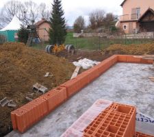 Le 27/01/2012, le premer rang de briques pour l'implantation du garage est terminée.