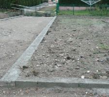 Agglos d&eacute;limitant le terrain de la voirie et en particulier, de l'all&eacute;e pi&eacute;tonne. Ce sont les agglos "du contre temps"