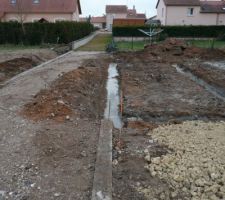 Le muret d'agglos qui nous a retardé. Et qui se prolonge en bout de terrain. il sera utile pour le muret d'enceinte.