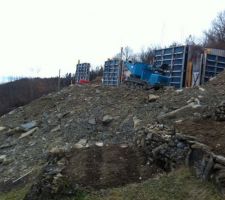 Les pilier de la terrasse, et un petit aperçu sur l'étendu de l?aménagement extérieur à faire..