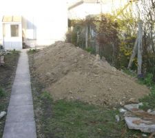 Voici la terre sortie. Maison de 60m2, decaissée sur 40cm environ