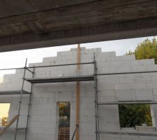 Les 2 pignons sont fait et en haut c'est un quatre pans