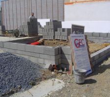 Tous les murs maçonnés sont en cours de montage (garage, patio, façade est-bas et bien-sûr le mur orange...