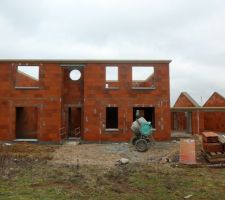 La ma&ccedil;onnerie est termin&eacute;e apr&egrave;s 60 jours depuis l'ouverture du chantier.