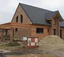 Une vision avec le bardage du carport termin&eacute;