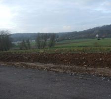 Empierrement de la voierie termin&eacute;.
D&eacute;limitation de notre terrain !