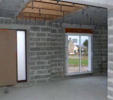 Vue sur hall d'entrée environ 9,35m2 et la chambre avec sa baie alu de 1M60 de 14,03m2