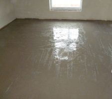 Sol de la chambre parentale en cours de séchage