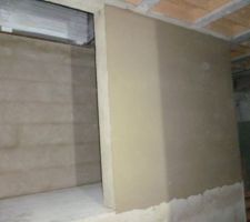 Mur de séparation entre fosse (à gauche avec vue sur le niveau supérieur dans le garage) et la cave à vins