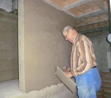 Pépé en pleine action. Et encore un pan de mur terminé !!!!