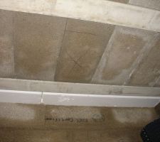 Emplacement du conduit de cheminée qui a été materialisé sur le plafond.A vous de jouer les maçons!!