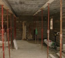 Vue interieure.Le pillier ainsi que la poutre porteuse ont été decoffrées.